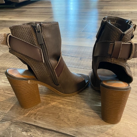 💋SOLD💋Size 6 Booties - Picture 2 of 4